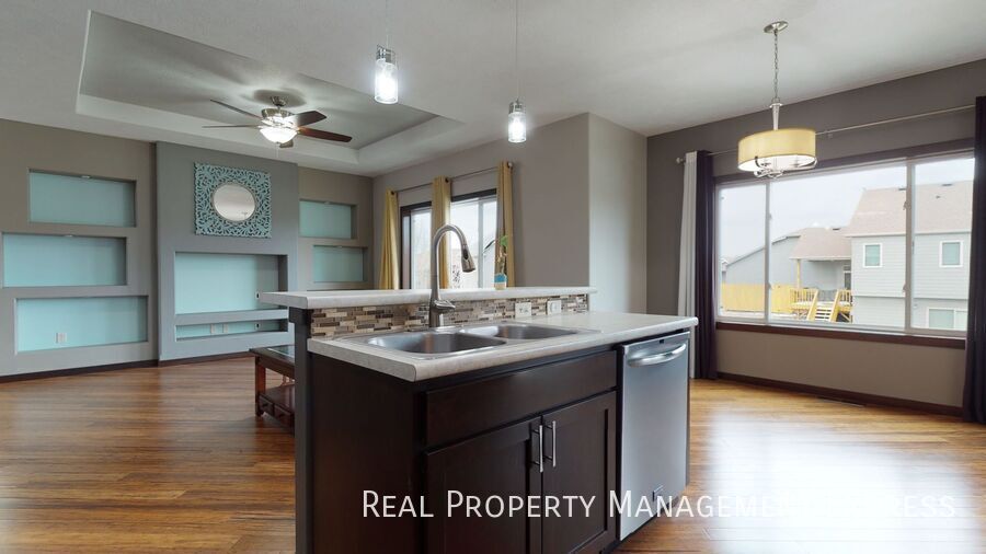 Building Photo - 4 Bed 3 Bath Luxury Home with 3 Stall Gara...