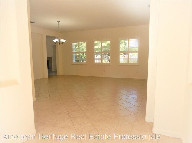 Building Photo - 4 br, 3 bath House - 2435 Minden Way