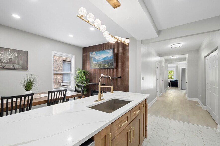 Building Photo - 1809 W Armitage Ave