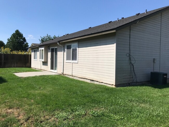 Building Photo - 2800 Fayette~Close to Park, Split Bedroom ...
