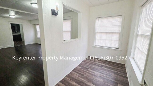 Building Photo - 1512 W College St