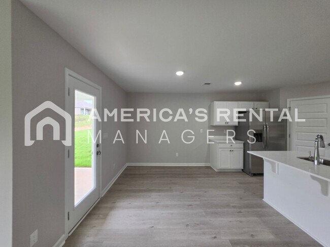 Building Photo - Modern Living in Brookwood Station!