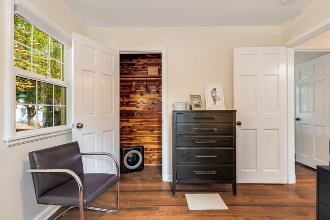 Building Photo - 3177 NE 84th St