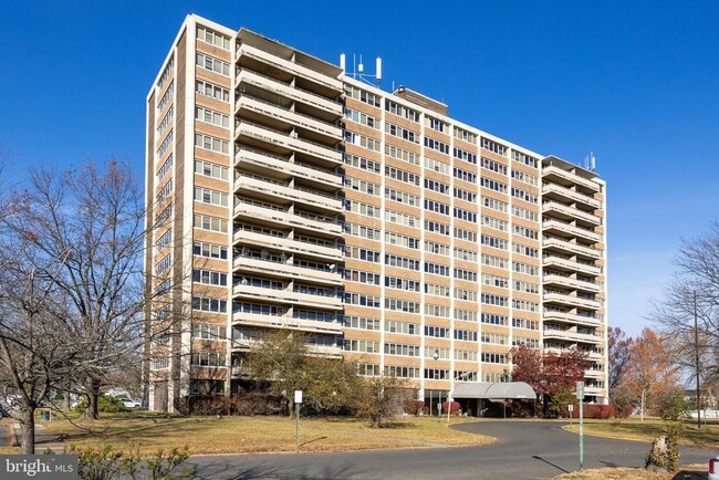 Building Photo - 202 Barclay Towers