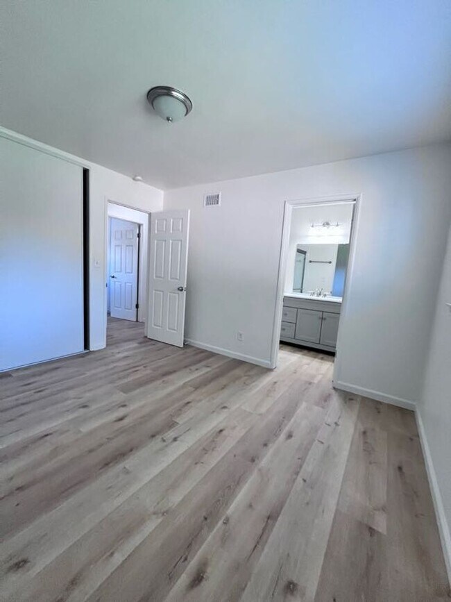 Building Photo - NEWLY RENOVATED South Redlands Home