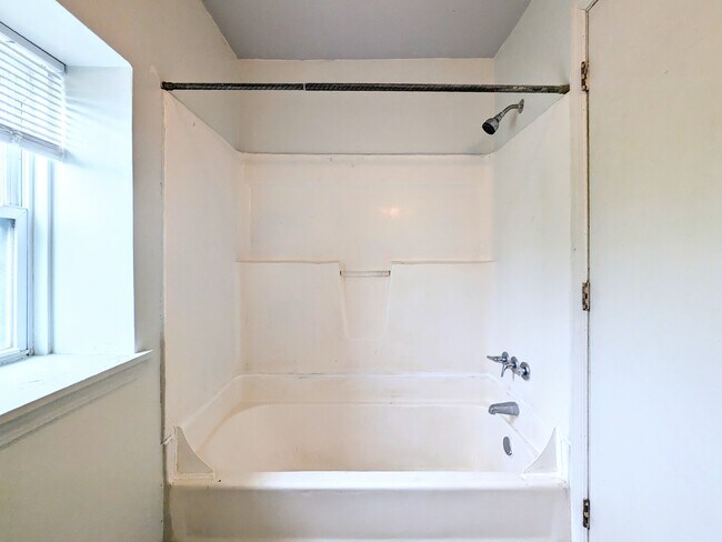 Building Photo - 5552 Black St