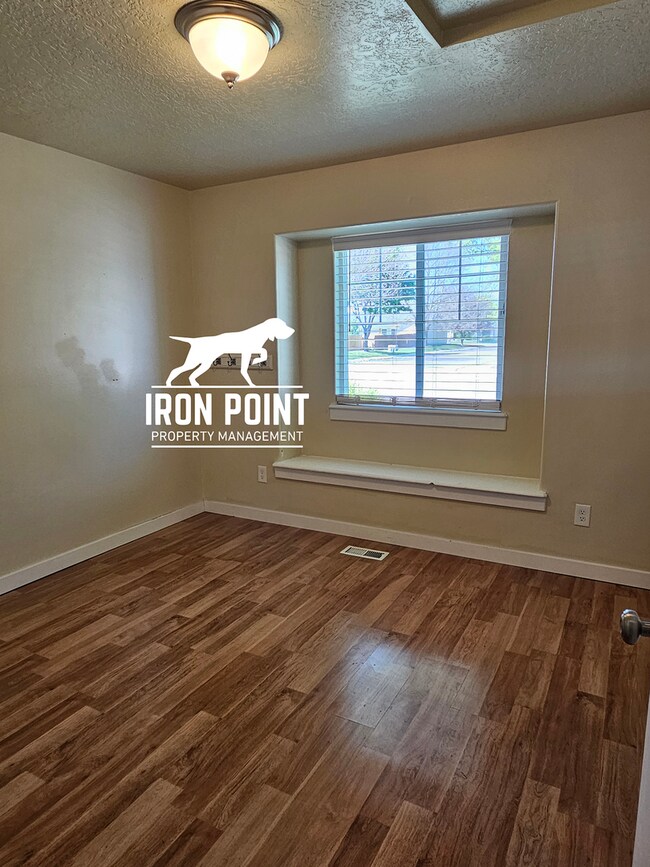 Building Photo - 3bed/2bath w/3 car garage, upstairs bonus room, vaulted ceilings, & fenced yard.