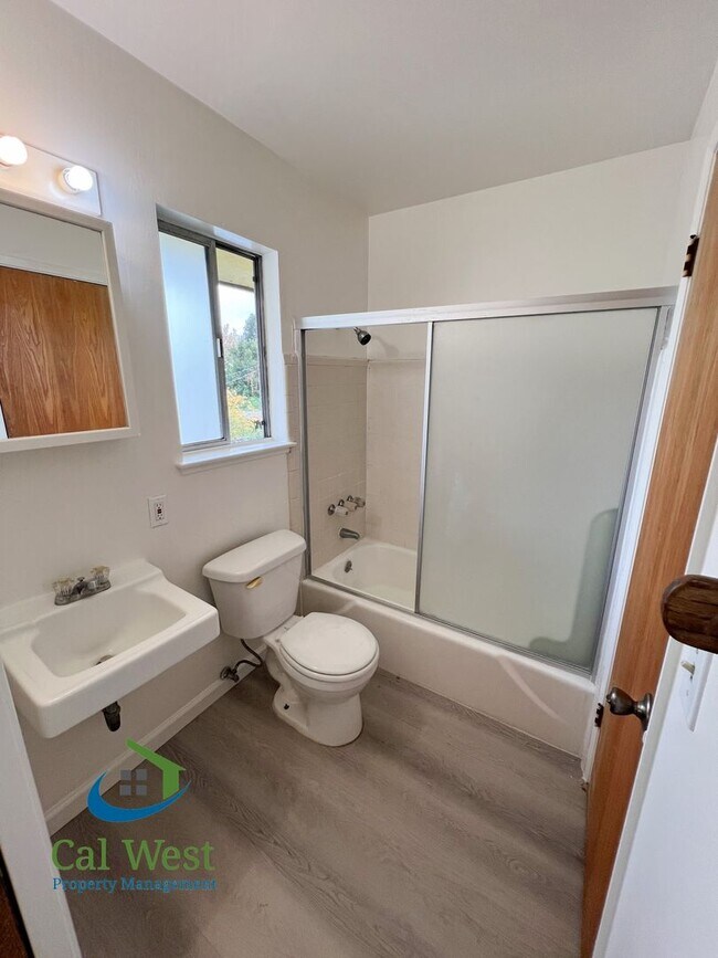 Building Photo - $2,095 - One Bedroom One Bath Apartment - ...