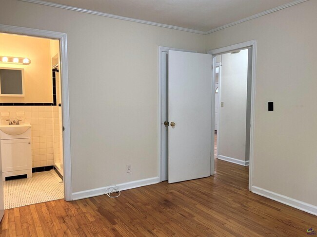 Building Photo - 230 Roycrest Dr