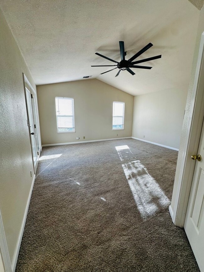 Building Photo - El Dorado Hills Beauty