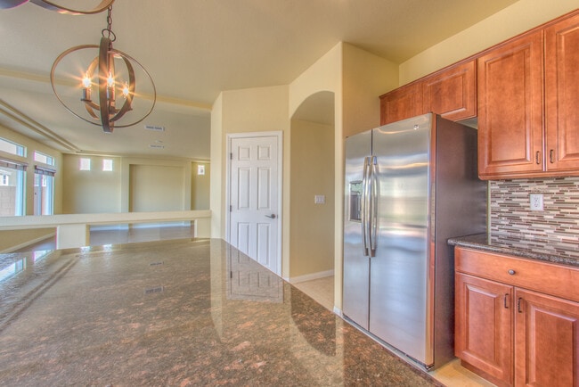 Building Photo - Gorgeous 5 bedroom home in Southern Highlands area