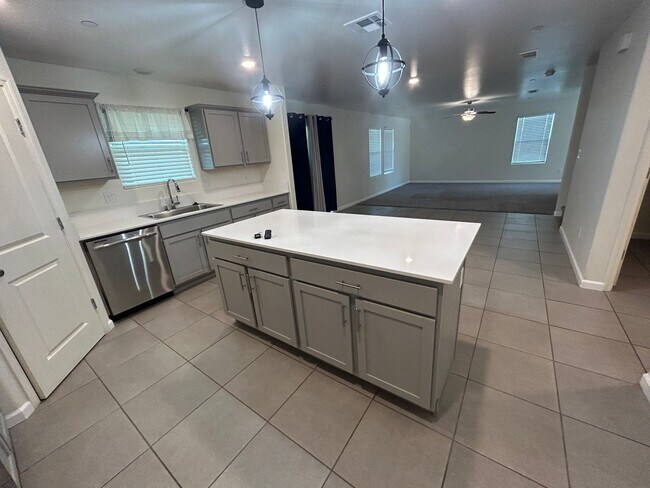Building Photo - Spacious 5 Bedroom 4 Bathroom in Tulare!!