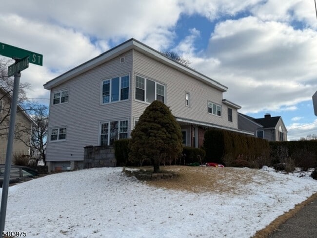 Building Photo - 10-06 1st St