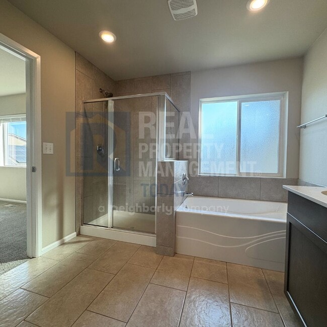 Building Photo - Beautiful Modern 3 Bedroom In Puyallup!!
