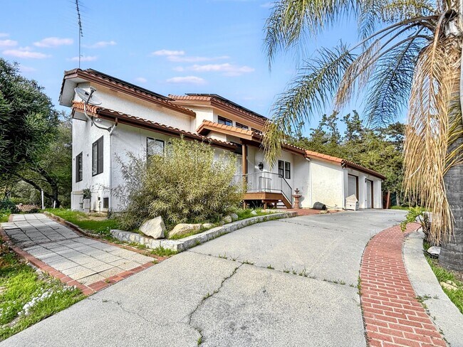 Building Photo - 3 Bed & 2.5 Bath House in Fallbrook, CA / ...