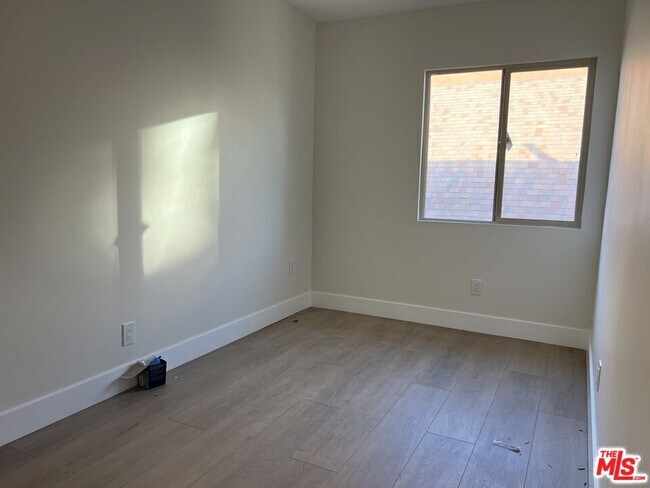 Building Photo - 1336 W 37th Dr