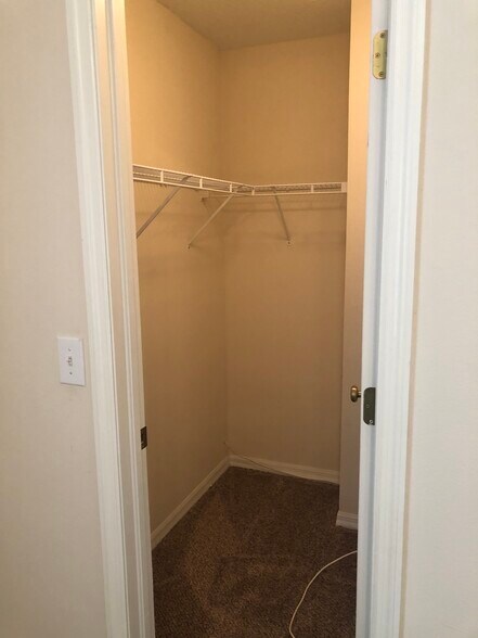 Building Photo - 2212 Golden Oak Ln