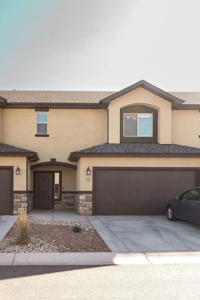 Building Photo - Bright and Spacious 3 Bedroom Townhome.