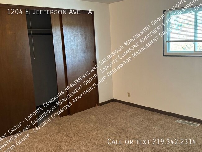 Building Photo - 2 Bed 1 1/2 Townhome Available April 9th