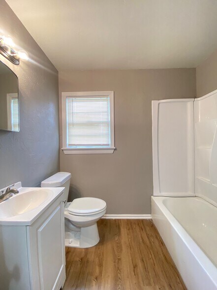 Building Photo - 3712 Woodside Dr