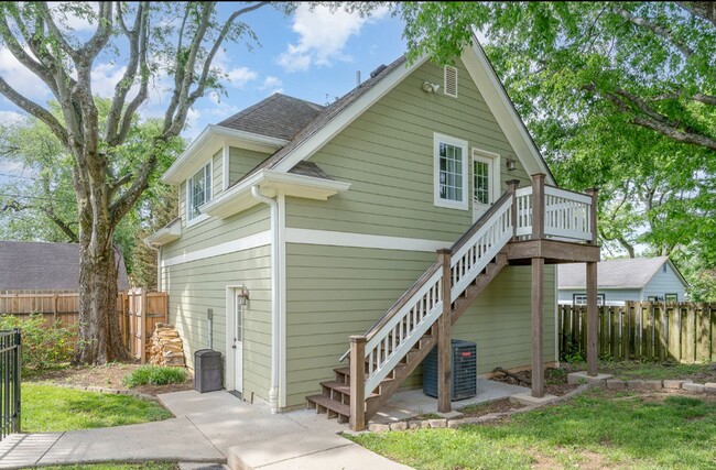 Building Photo - Sylvan Park Craftsman!