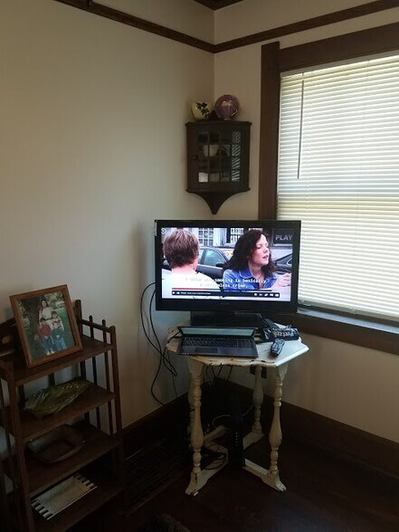 Building Photo - 1801 E 12th St