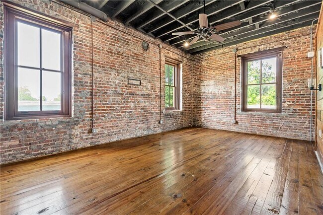 Building Photo - 558 St Francis St