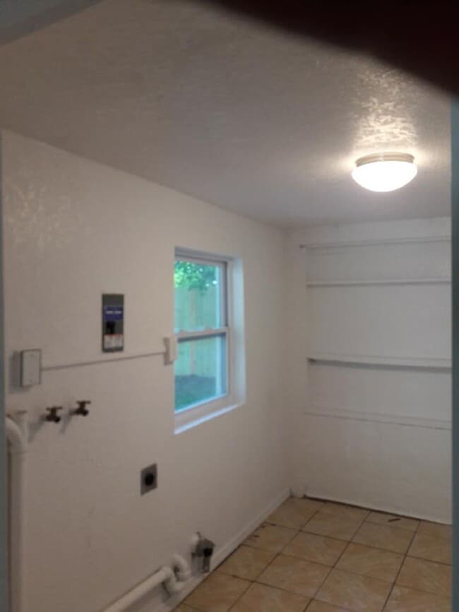 Building Photo - 4 Bedroom 2 Bath w Fenced Yard