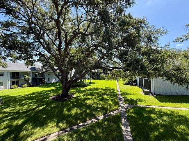 Building Photo - STRATFORD CONVENIENT 1/1 CONDO IN SEMINOLE...