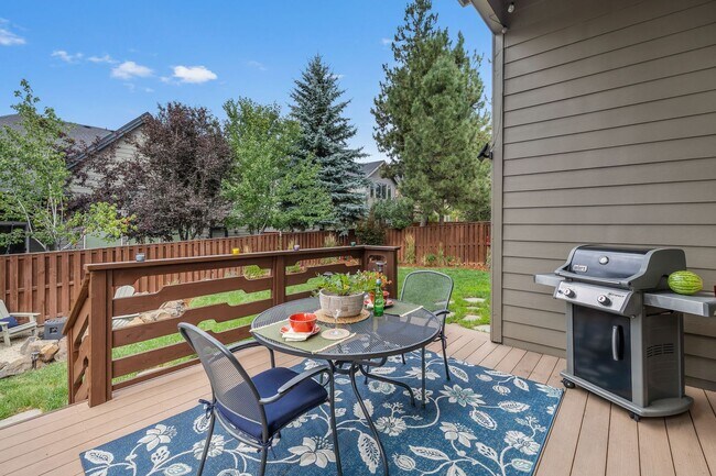 Building Photo - Stunning furnished home located in the des...