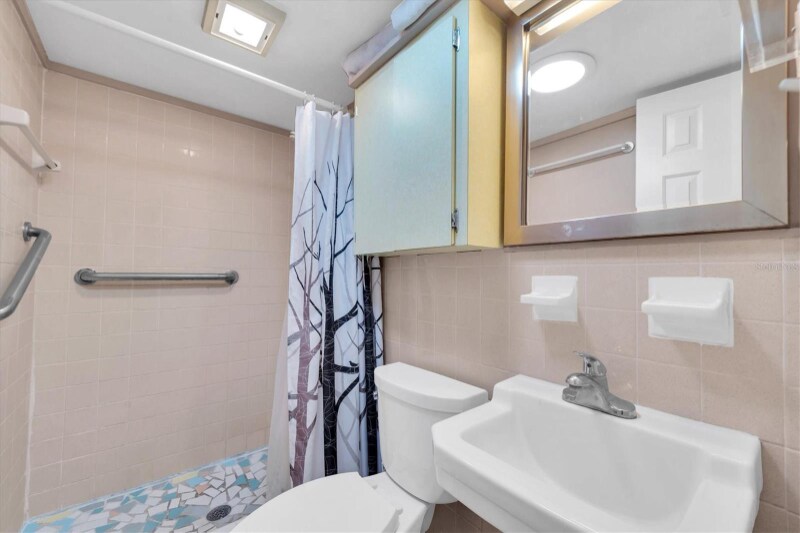 Building Photo - 1824 Chateau Dr W