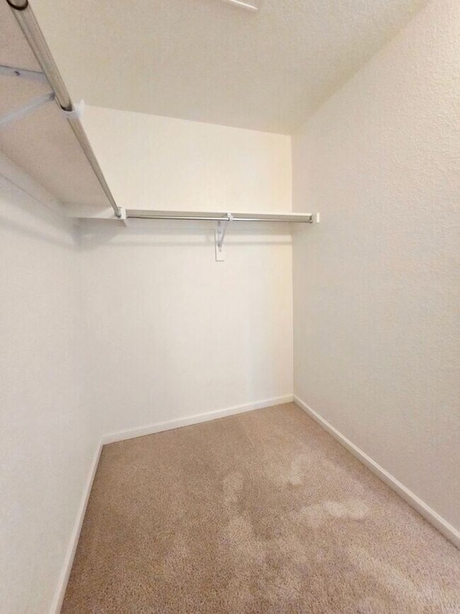 Building Photo - Cute Spacious Townhome in Prime Location – Available Now!