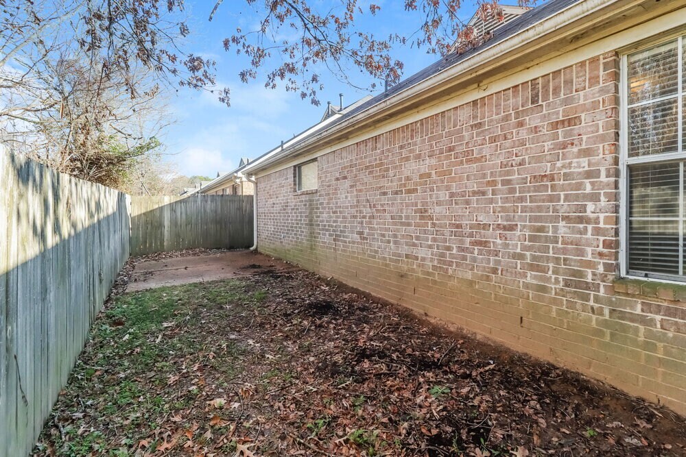 Building Photo - 6804 Kamali Ave