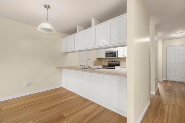 Building Photo - 3/2 Duplex Close to Tiger Town- Available ...