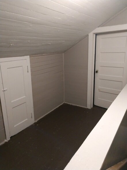 Upstairs common area - 109 Tuggle St