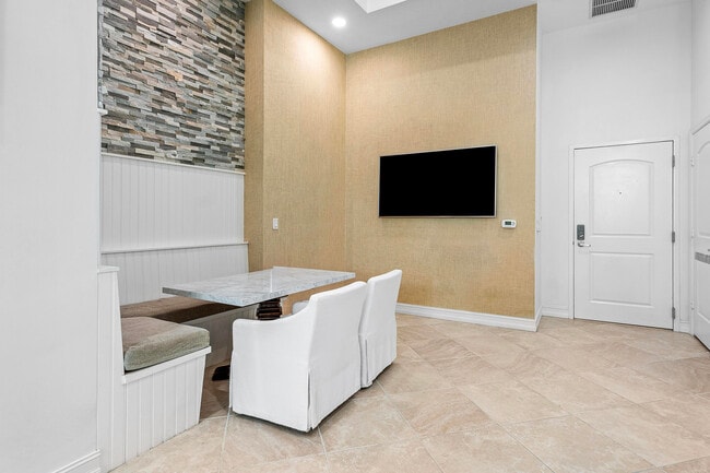 Building Photo - 701 S Olive Ave