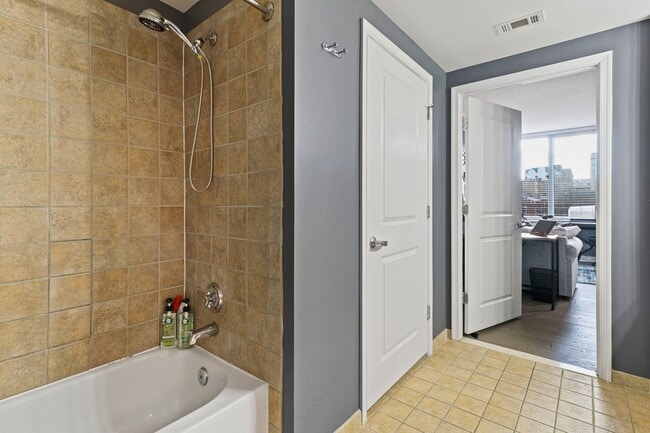 Building Photo - 2 Bedroom 2 Bath Condo Open Floor-plan, Stainless Steel Appliances, Pool, Concierge and More