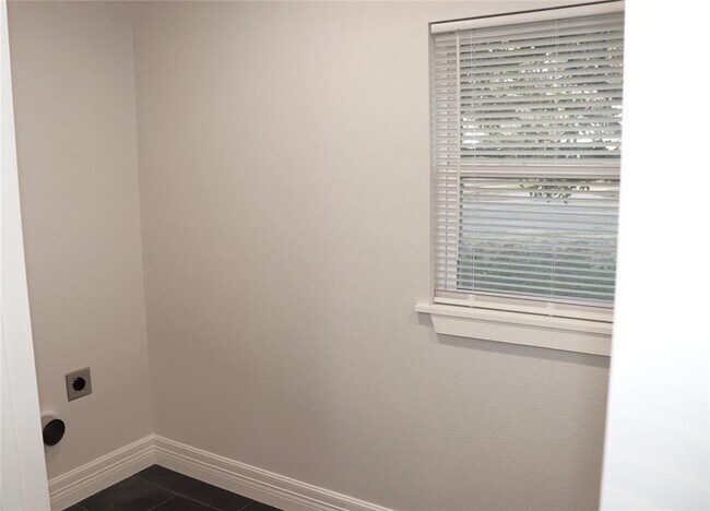 Building Photo - 352 W Vaughan St