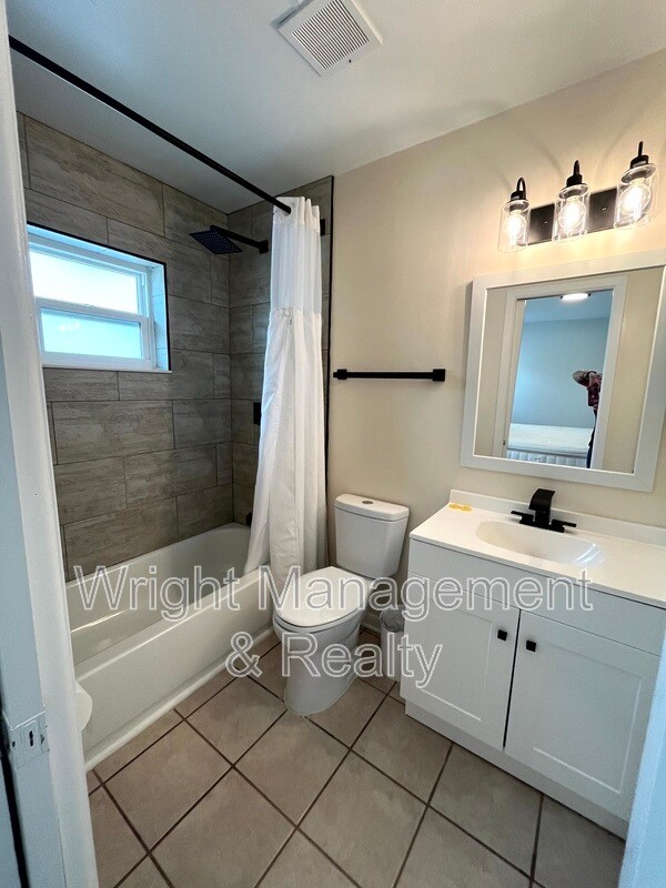 Building Photo - 1403 Stonehaven Way