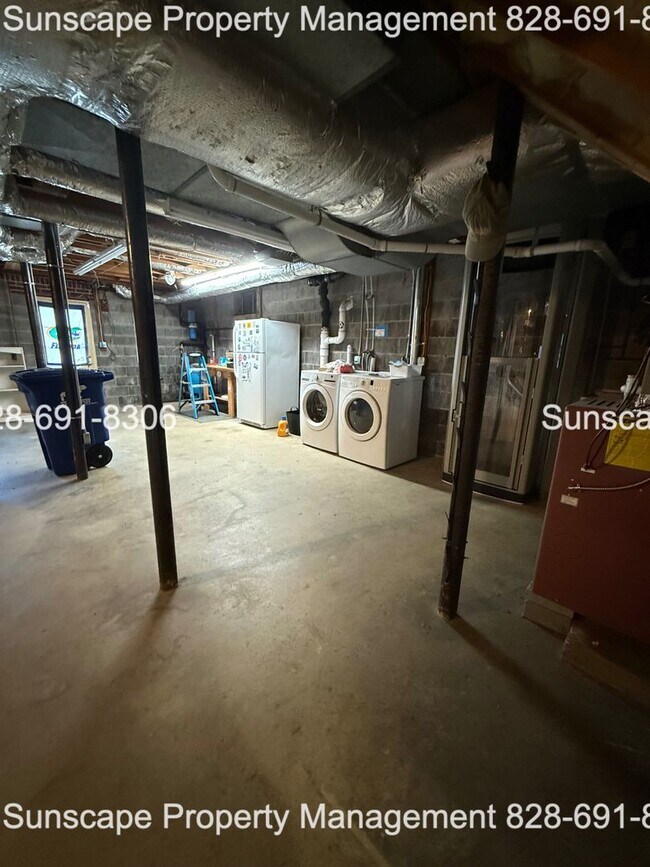 Building Photo - Spacious home in Fairview NC