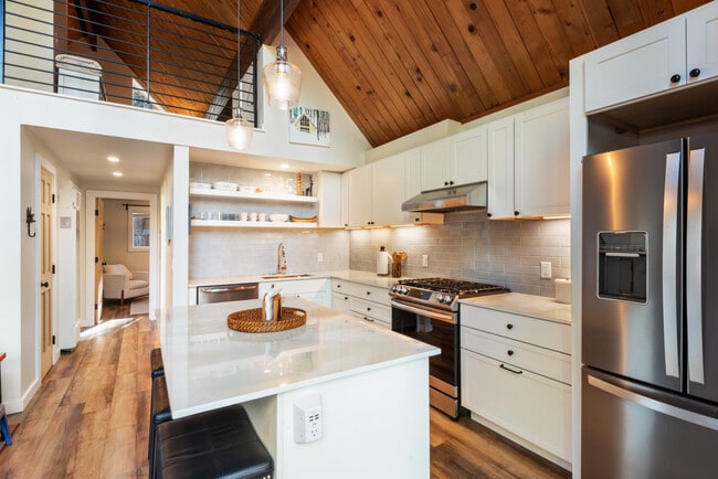 Building Photo - 319 Pine St