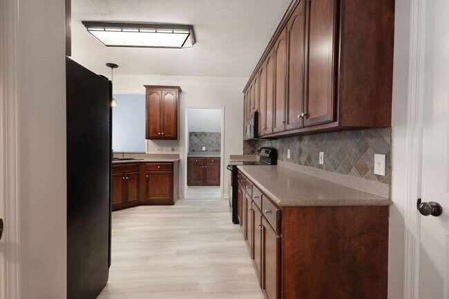 Building Photo - 100 Strathmore Ct