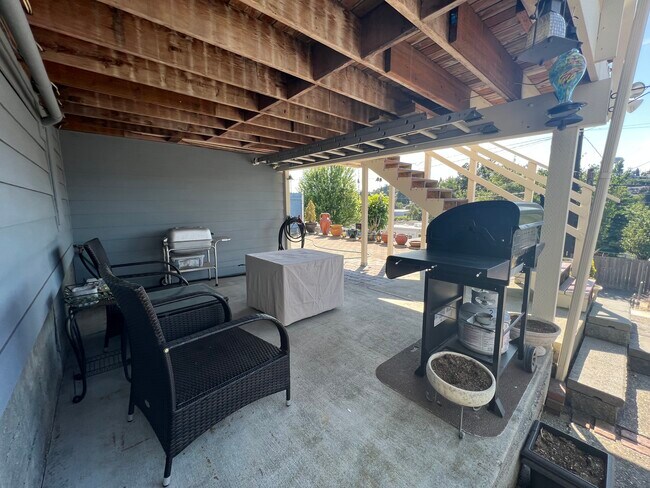 Building Photo - 3219 31st Ave W