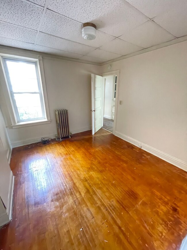 Building Photo - AVAILABLE AUGUST - 2 Bedroom 1 Bath Lower ...