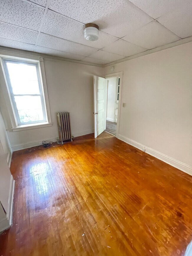 Building Photo - AVAILABLE NOW! - 2 Bed 1 Bath Lower Level ...