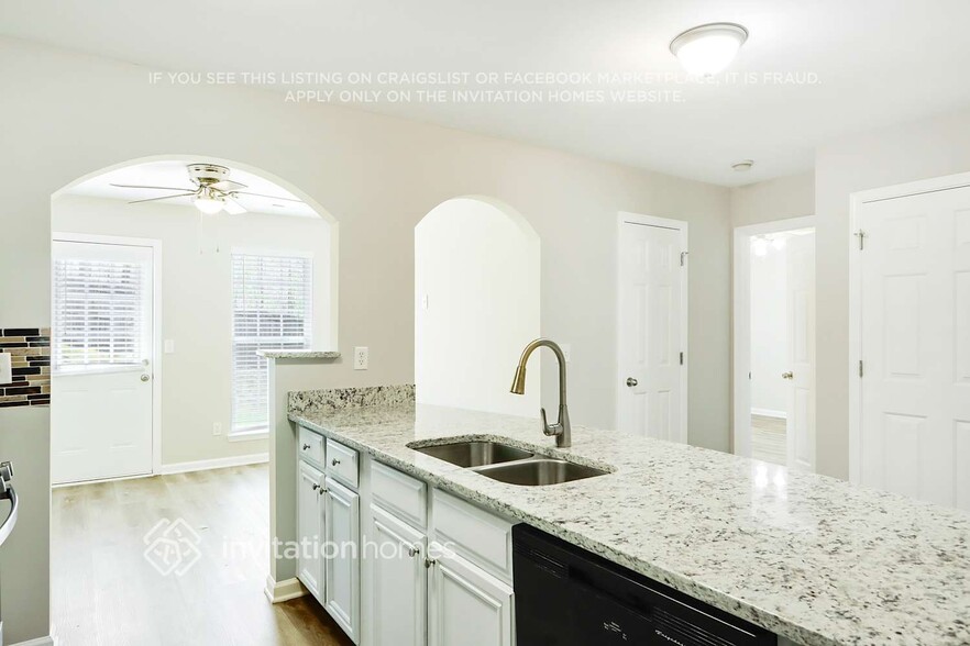 Building Photo - 5000 Buckeye Pl