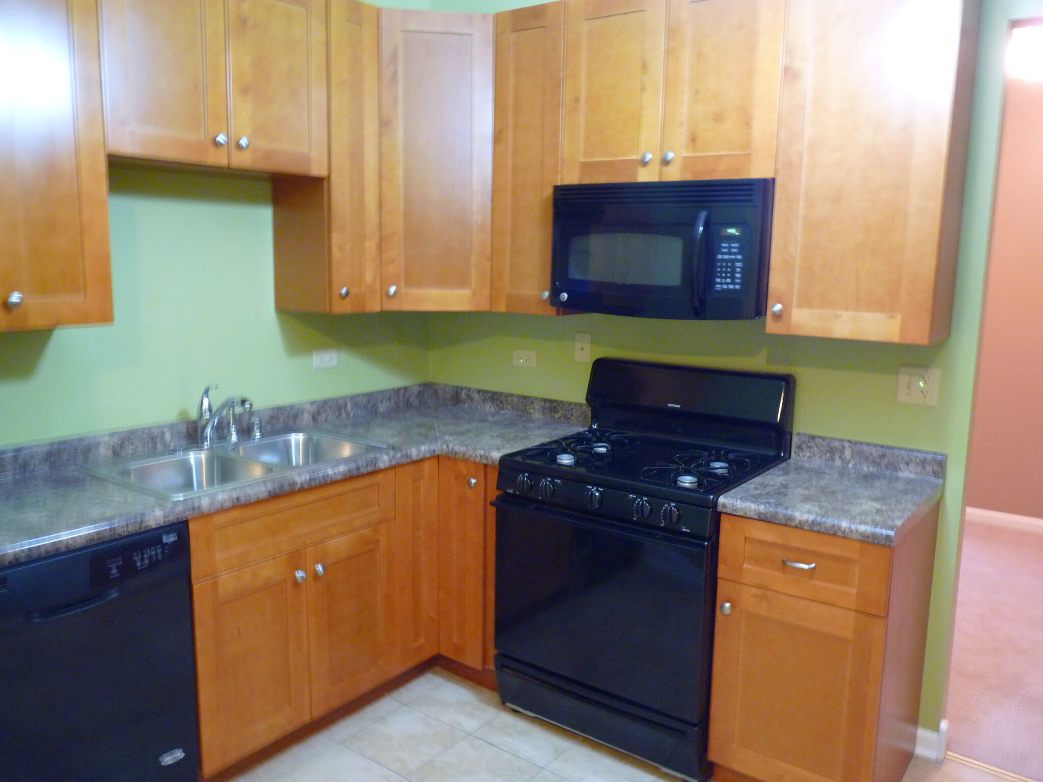 Kitchen w/Ceramic Tile - 1236 S Washington St
