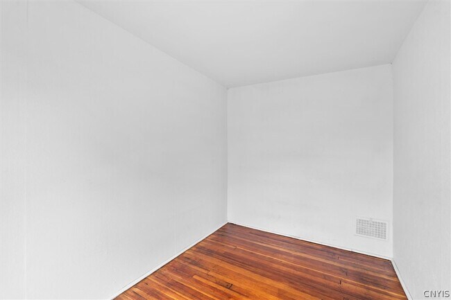 Building Photo - 104 Kincaid Ave