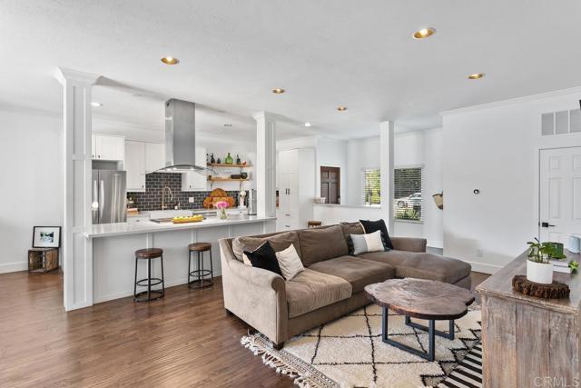 Building Photo - 2203 Levante St
