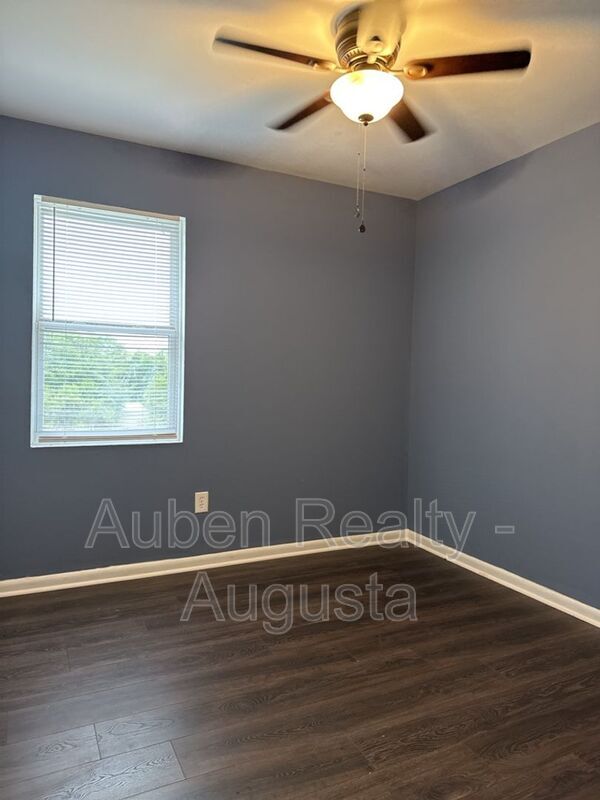 Building Photo - 2516 Kensington Dr E